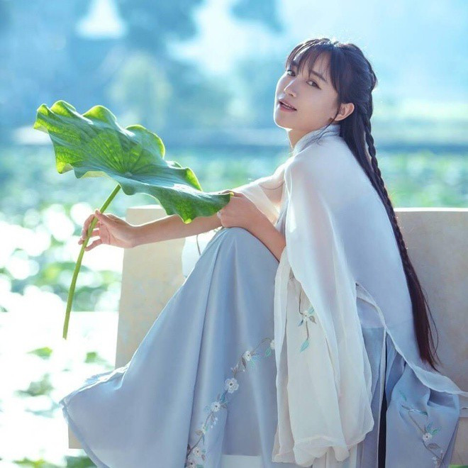 Youtuber Lý Tử Thất sinh ra và lớn lên tại vùng núi hẻo lánh thuộc tỉnh Tứ Xuyên, Trung Quốc. Năm 14 tuổi, vì hoàn cảnh gia đình khó khăn, cô phải bỏ học để lên thành phố kiếm sống.