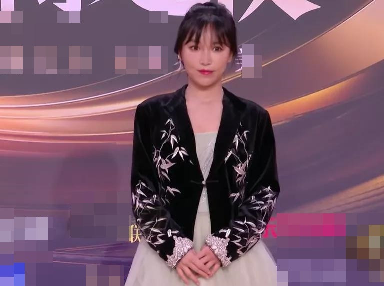 Nhan sắc của Lý Tử Thất mới đây đã khiến fan hâm mộ thất vọng khi xuất hiện trong sự kiện Đêm hội Weibo 2021. Khác xa với hình ảnh lung linh trên MXH, Tử Thất ngoài đời sở hữu gương mặt đơ cứng, già nua hơn.