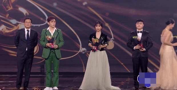 Được biết, tại Đêm hội Weibo 2021, Lý Tử Thất đã vinh dự được xướng tên và nhận về giải thưởng "Nhân vật gây chú ý trên Weibo".