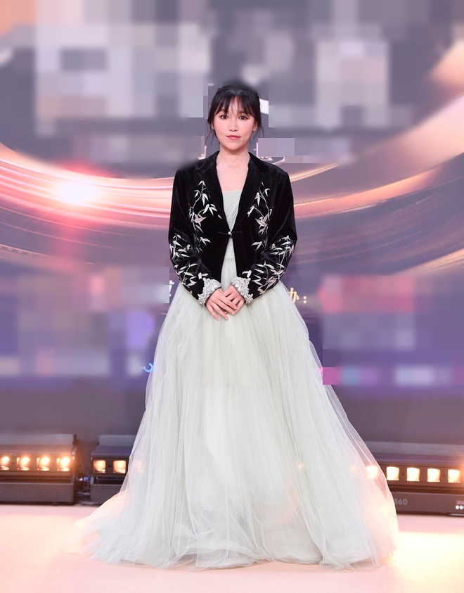 Không chỉ vậy, một số người còn cho rằng, nữ Youtuber trông khá già dặn so với tuổi, không có khí chất thần tiên như những lần mà cô xuất hiện ở video trước đó.