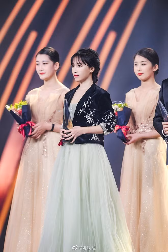 Lý Tử Thất chọn một chiếc váy màu xanh bạc hà. Kết hợp cùng chiếc váy này, nữ Youtuber đình đám xứ Trung khoác bên ngoài một chiếc áo đen có họa tiết lá cây.