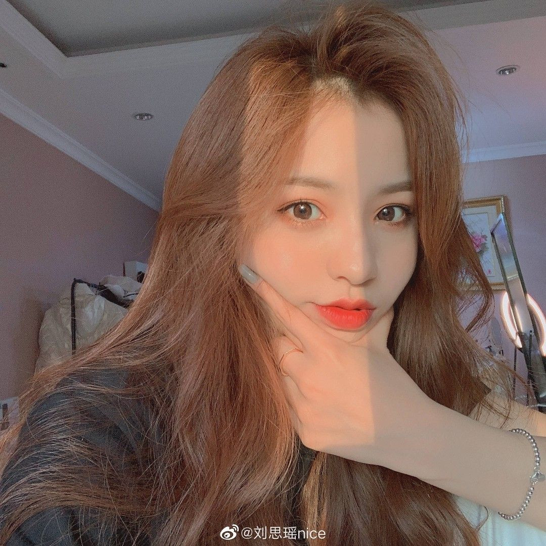 Nhờ có vẻ ngoài xinh đẹp, phong cách thời trang đa dạng, lúc thì vô cùng ngọt ngào, lúc lại "cool ngầu" cá tính đã giúp cô nhận được sự quan tâm của rất đông người hâm mộ.