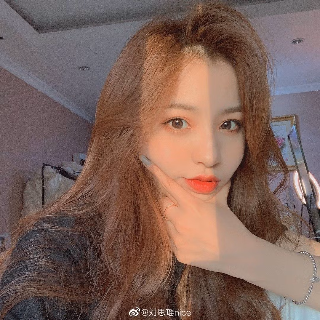 Nhờ có vẻ ngoài xinh đẹp, phong cách thời trang đa dạng, lúc thì vô cùng ngọt ngào, lúc lại "cool ngầu" cá tính đã giúp cô nhận được sự quan tâm của rất đông người hâm mộ.