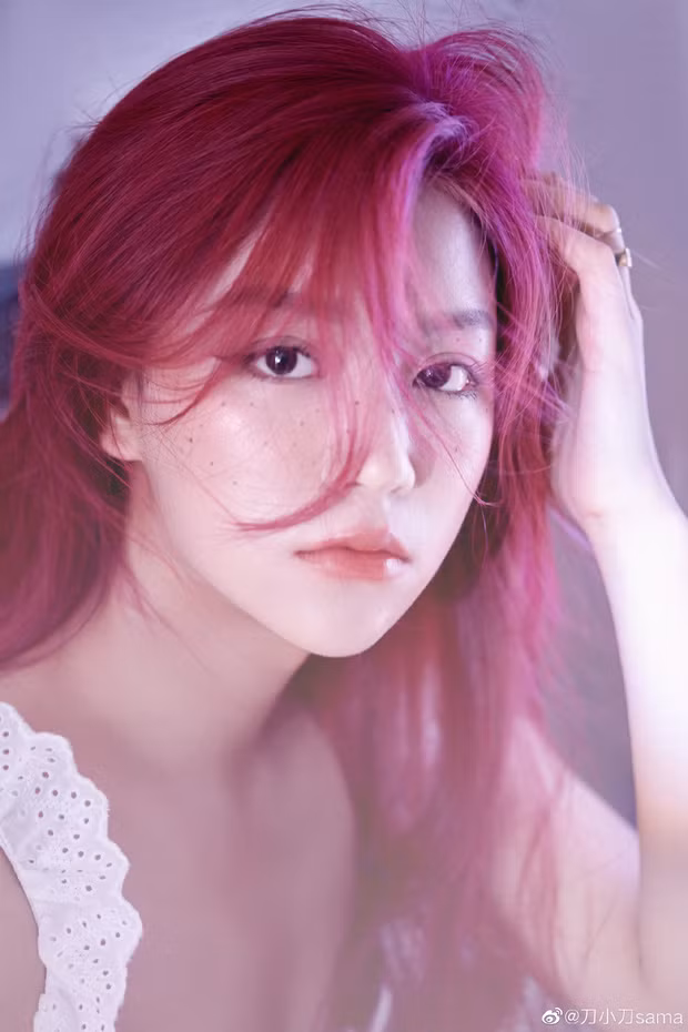 Đao Tiểu Đao là cái tên không mấy xa lạ trong giới hot girl TikTok tại đất nước tỉ dân hiện nay. Cô được coi là hot girl dẫn đầu xu hướng "hất tóc biến hình" cực hot trên MXH.