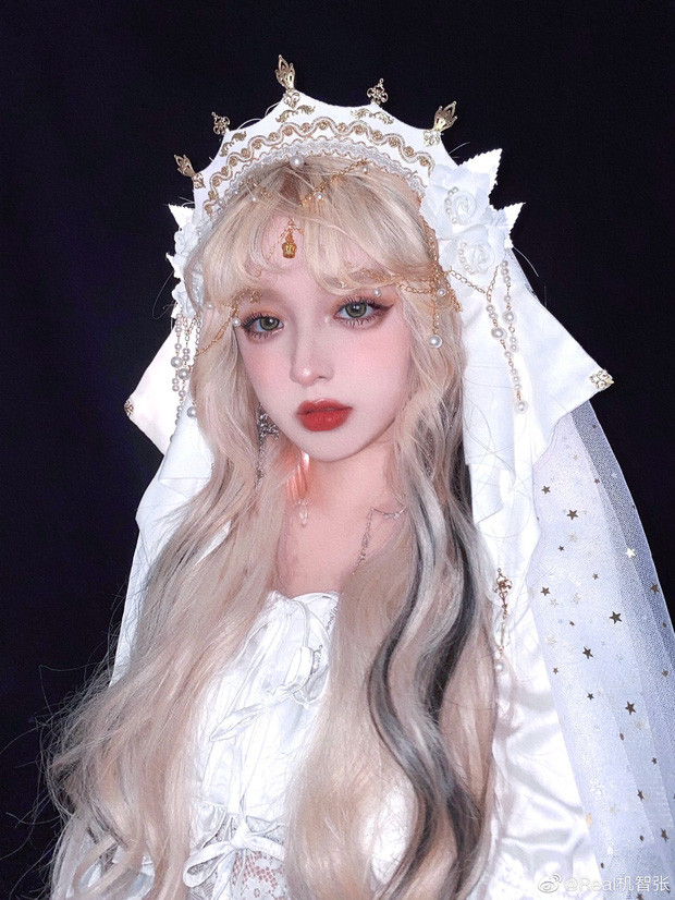 Real Ki Trí Trương sở hữu một gương mặt nhỏ gọn với những đường nét vô cùng tinh tế, trong trẻo, dễ thương. Tên thật của cô nàng là Trương Diệu Nguyệt, sinh năm 1999 tại thành phố Nam Xương, tỉnh Giang Tây, Trung Quốc.