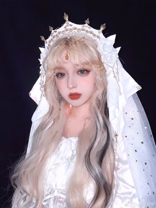 Real Ki Trí Trương sở hữu một gương mặt nhỏ gọn với những đường nét vô cùng tinh tế, trong trẻo, dễ thương. Tên thật của cô nàng là Trương Diệu Nguyệt, sinh năm 1999 tại thành phố Nam Xương, tỉnh Giang Tây, Trung Quốc.