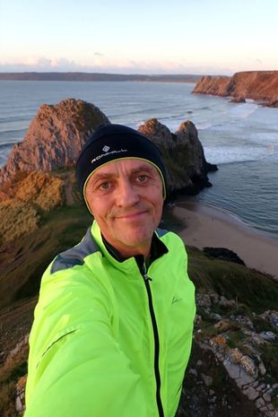 Andy Rees đang chạy bộ dọc theo bãi cát ở Vịnh Three Cliffs, Gower thì anh phát hiện chân bị kẹt vào thứ mà anh nghĩ có thể là xác một con hải cẩu con đã chết trôi dạt vào bờ.