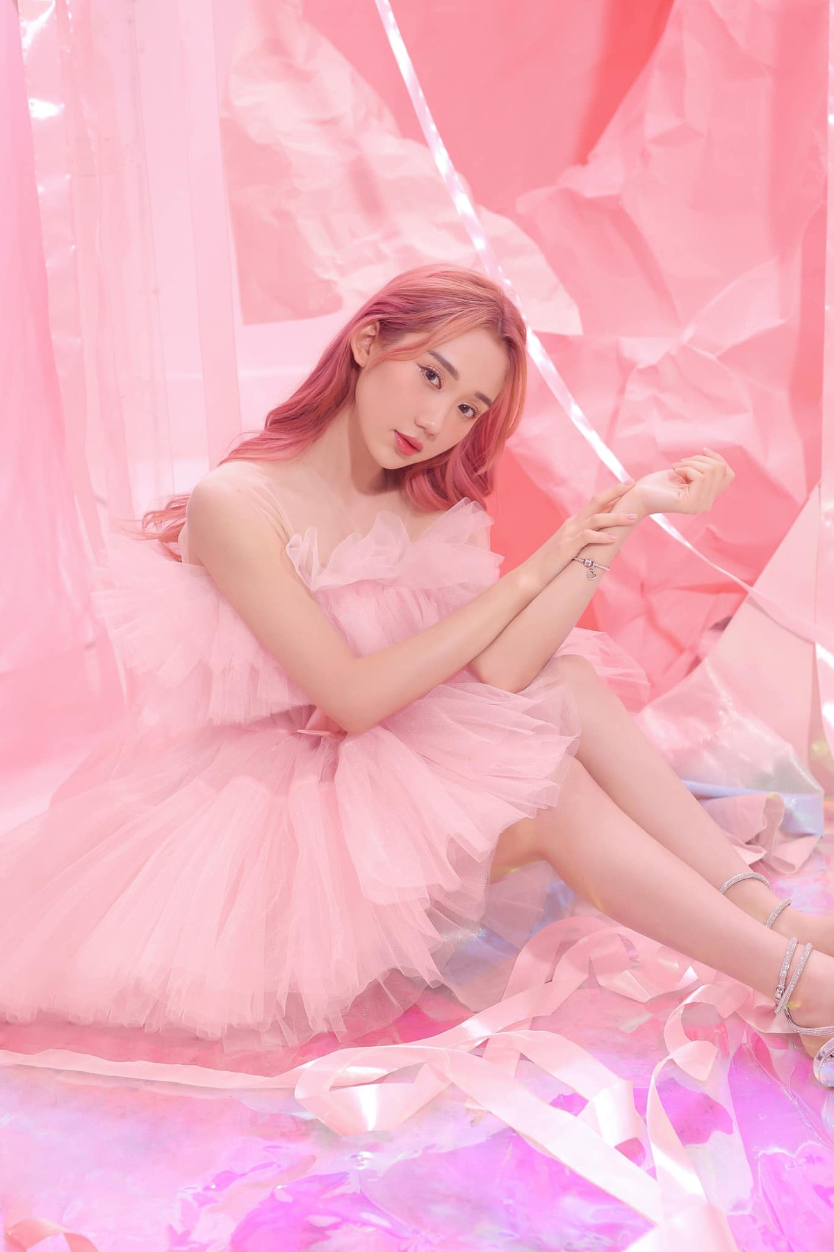 Tuy nhiên thời gian gần đây nữ streamer này lại chuộng phong cách gợi cảm, trưởng thành hơn. Đặc biệt cô nàng tận dụng mọi cơ hội để lộ rõ vóc dáng nuột nà cùng vòng eo nhỏ của mình.