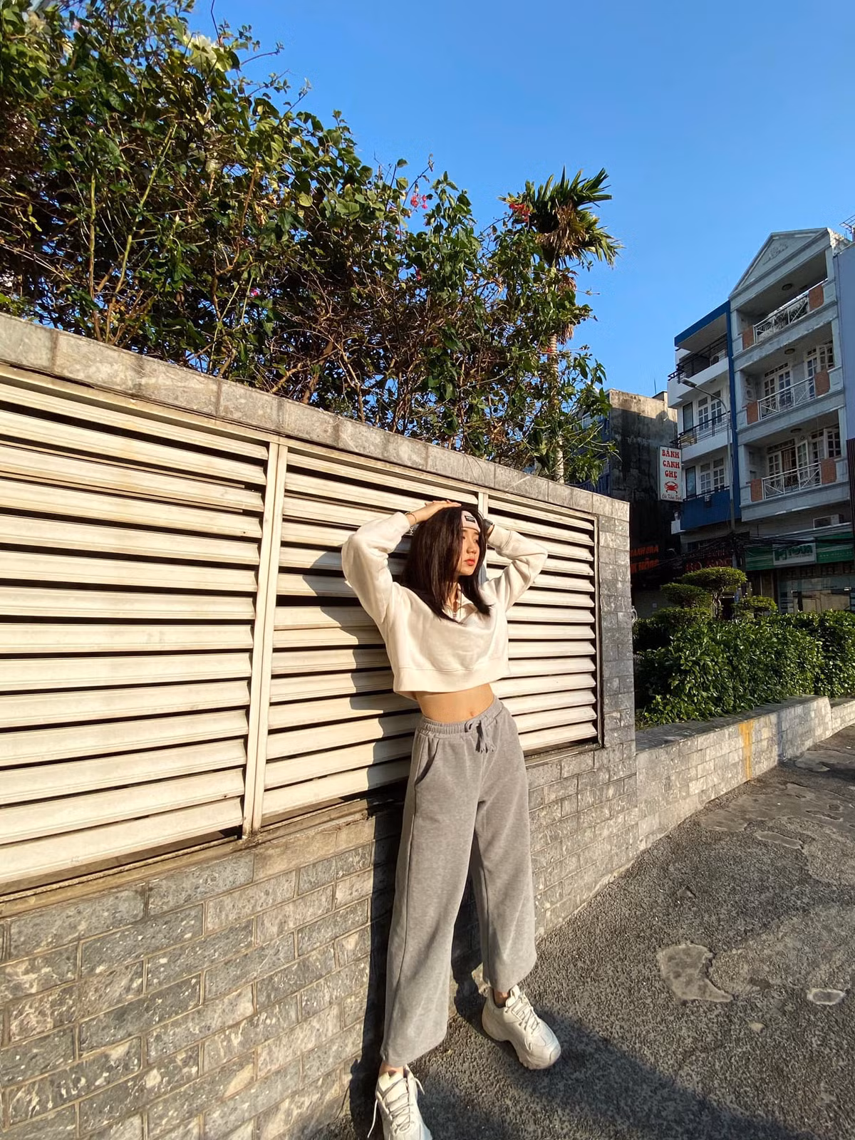 Cách đây không lâu, cô bị công ty quản lý cấm livestream. Cho đến cuối tháng 12/2020, Mina Young mới viết một bức tâm thư gửi đến fan, hẹn ngày trở lại.