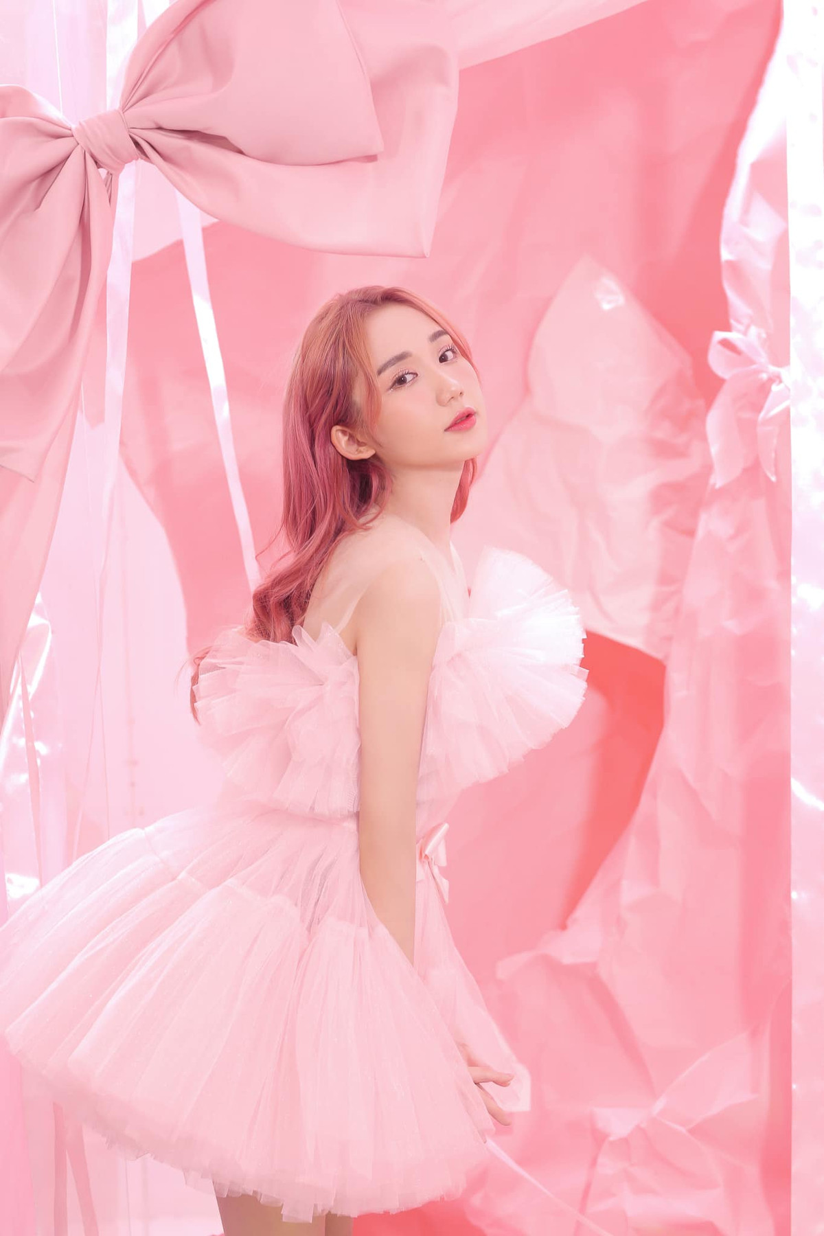 Cô gây chú ý với gương mặt xinh đẹp, nước da trắng sứ.