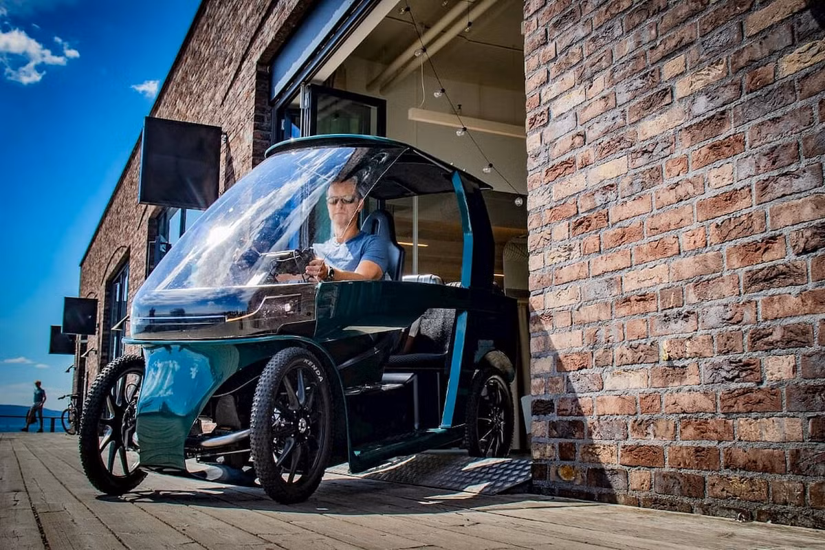 Thiết kế của CityQ Car-eBike đáp ứng quy định ở châu Âu về xe đạp điện bốn bánh và chở hàng, vì thế về nguyên tắc có thể chạy trên làn đường dành cho xe đạp dù ngoại hình hoàn toàn có thể bị nhầm là một chiếc ôtô mini.