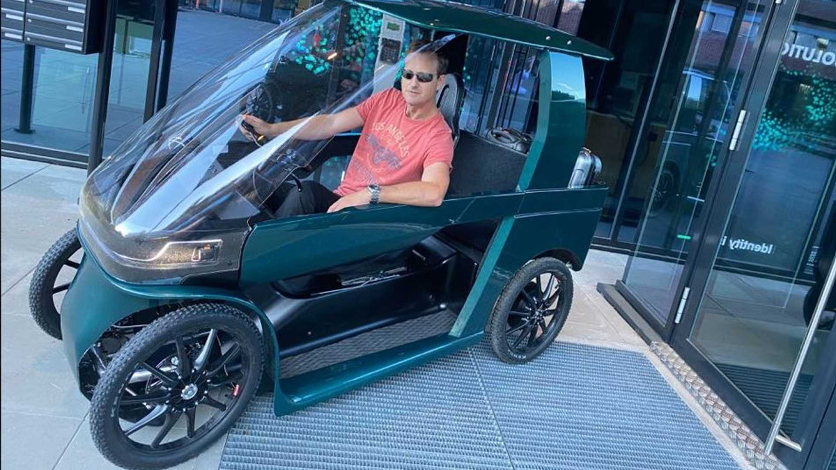 Xe rộng 870 mm, tức không hơn quá nhiều nếu so với chiều rộng của một chiếc xe đạp leo núi (có thể rộng tới 800 mm). Trọng lượng xe 70kg, tức nặng hơn gần như mọi mẫu xe đạp leo núi chạy điện.