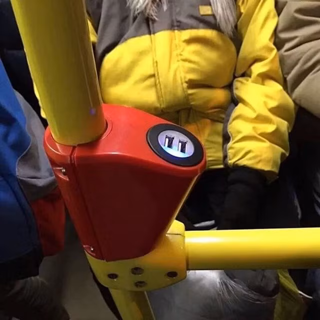 Cổng sạc chuẩn USB-A trên xe bus tiện lợi.