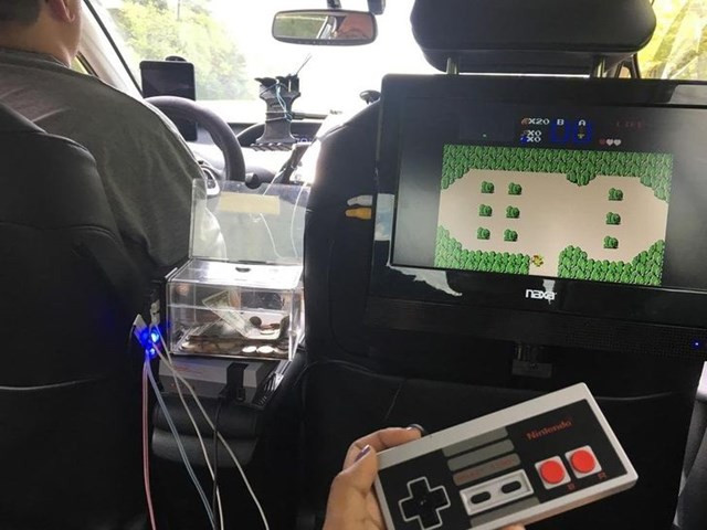 Xe taxi có thiết kế sẵn một hệ thống máy chơi game console để hành khách giải trí trong chuyến đi.