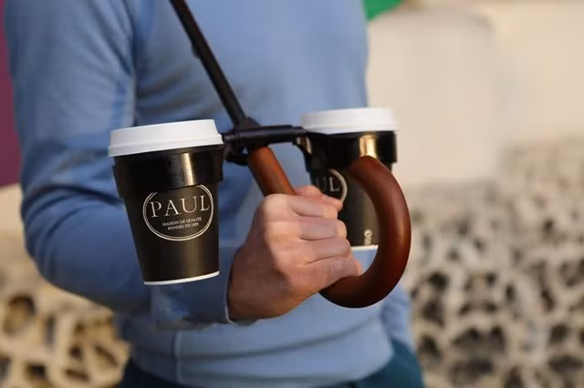 Vừa đi dạo, vừa cầm ô che nắng mưa lại vừa có khay để cafe.