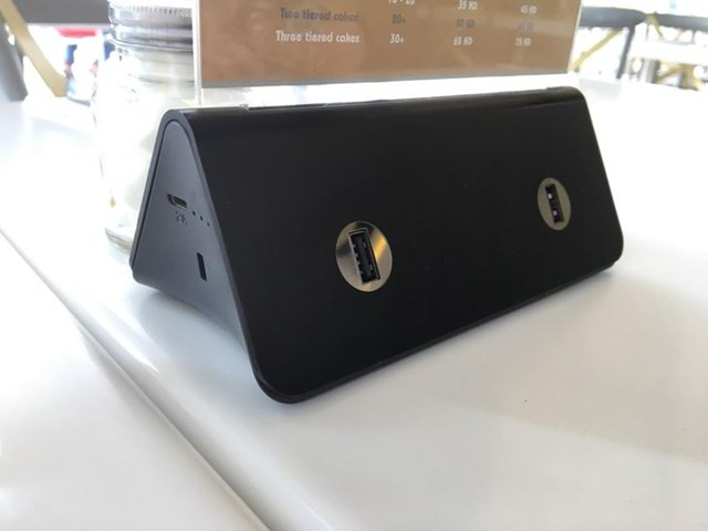 Nhà hàng này có bộ sạc tích hợp trong đế cắm thực đơn.