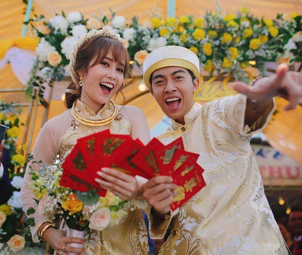 Tuy nhiên, cũng không dựa dẫm vào sự giàu có của gia đình mà Cris Phan cũng tự đi lên bằng chính sức lực của mình khi tự mua được nhà, sắp siêu xe và thành lập studio riêng nhờ vào số tiền kiếm được từ kênh YouTube. Sau khi kết hôn với hotgirl Mai Quỳnh Anh, Cris cùng vợ khiến cộng đồng mạng không khỏi ghen tị bởi cuộc sống xa hoa và những chuyến du lịch nghỉ dưỡng sang trọng.