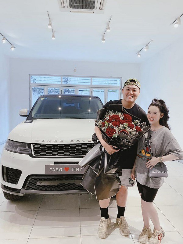 Thông qua những clip chia sẻ về cuộc sống xa hoa, xài toàn đồ hiệu, mọi người cũng đoán được anh chàng này có gia thế không phải dạng vừa.