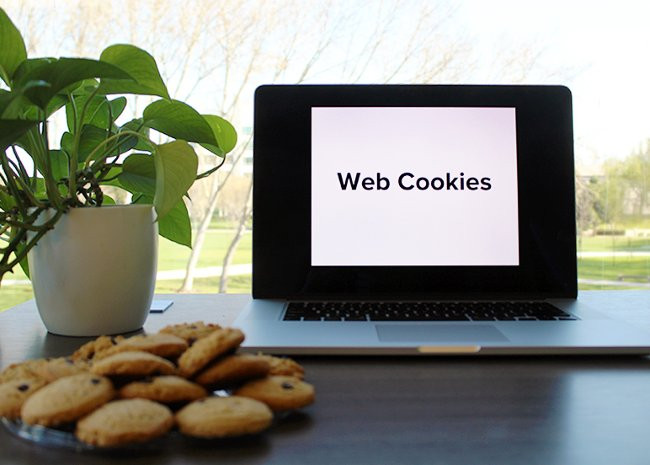 Lou Montulli là người sáng tạo ra thuật ngữ cookies, ông đã từng giải thích lý do chọn từ này để chỉ những mẩu thông tin nhỏ được lưu trên trang web rằng: "Tôi từng nghe đến thuật ngữ "bánh quy ma thuật" (Magic Cookie) trong một khóa học về hệ điều hành khi còn ở trường đại học".