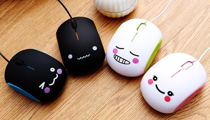 Douglas Engelbart, người sáng tạo ra chuột máy tính chia sẻ: "Thiết bị đó khá giống với một con chuột có cái đuôi". Tuy nhiên, nhà thiết kế phần cứng Roger Bates đã có hồi ức khác rằng con trỏ trên màn hình máy tính từng được gọi là mèo. Thiết bị điều hướng được gọi là "chuột" là bởi nó đuổi theo con trỏ.