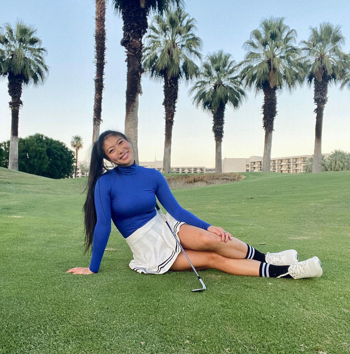 Shee luôn xuất hiện trên sân cỏ với chiếc váy ngắn và đôi vớ cao trên gối. Phong cách thời trang này khiến nữ golf thủ gặp nhiều khó khăn khi tham dự các giải đấu chuyên nghiệp.