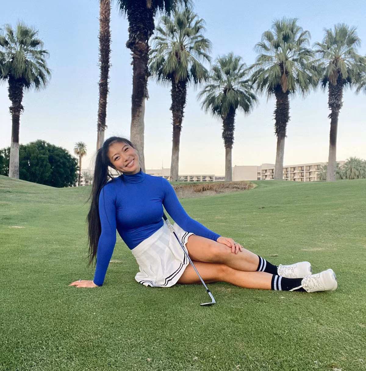 Shee luôn xuất hiện trên sân cỏ với chiếc váy ngắn và đôi vớ cao trên gối. Phong cách thời trang này khiến nữ golf thủ gặp nhiều khó khăn khi tham dự các giải đấu chuyên nghiệp.