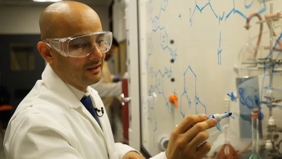 GS. Adam Duong: Tu “khong biet chu” den nha khoa hoc thanh danh o Canada-Hinh-2