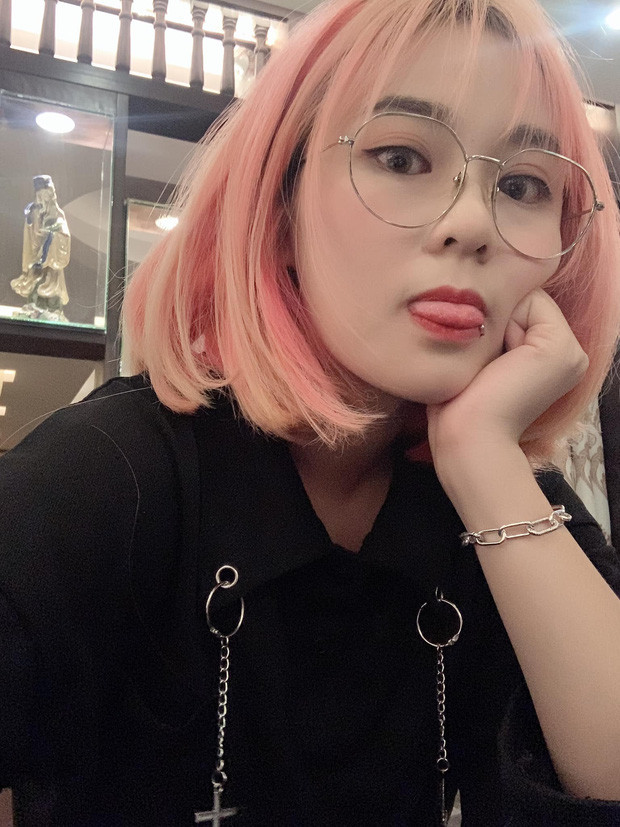 Nếu bàn về màu tóc, thì từ có thể dành cho nữ streamer này là "đa dạng, phong phú".