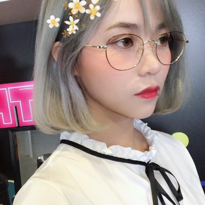 Nhờ gương mặt xinh xắn cùng làn da trắng bóc, màu sắc tưởng chừng ''khó nhằn'' này cũng không dìm hàng nổi cô nàng.