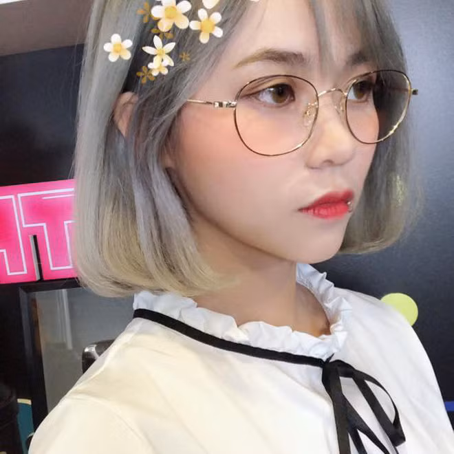 Nhờ gương mặt xinh xắn cùng làn da trắng bóc, màu sắc tưởng chừng ''khó nhằn'' này cũng không dìm hàng nổi cô nàng.