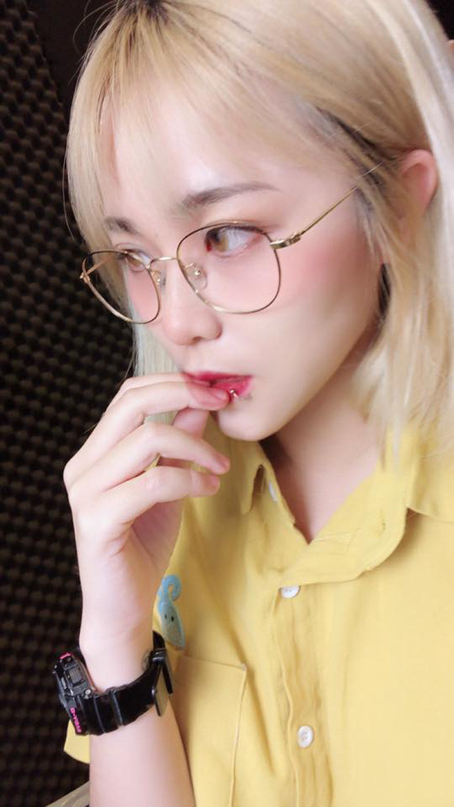 Ít nữ streamer nào "vượt mặt" được cô nàng về độ chịu chơi, sành điệu.