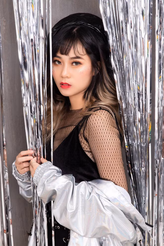 Sở hữu nhan sắc thuộc hàng nhất nhì trong hội nữ streamer Việt Nam hiện nay, MisThy rất chịu khó thay đổi diện mạo liên tục để làm mới hình ảnh của mình trong mắt người hâm mộ.