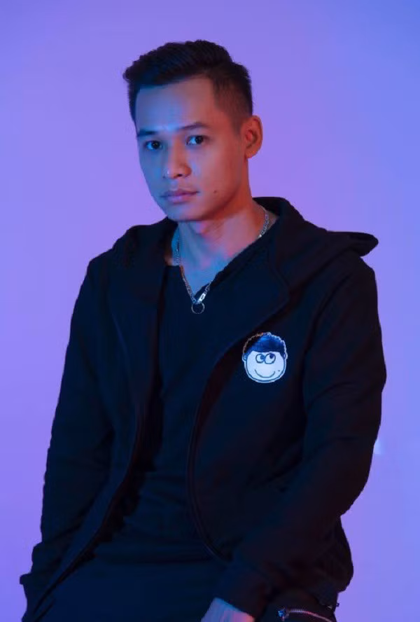 Những mặt hàng của MixiFood bao gồm các đồ ăn vặt được giới trẻ yêu thích như khô gà, cơm ruốc, hải sản rim... Còn MixiShop là nơi các fan có thể tìm mua những chiếc áo hoodie, áo phông in hình game CS:GO, PUBG cá tính, trên mỗi chiếc áo còn gắn logo đặc biệt của thương hiệu MixiGaming.