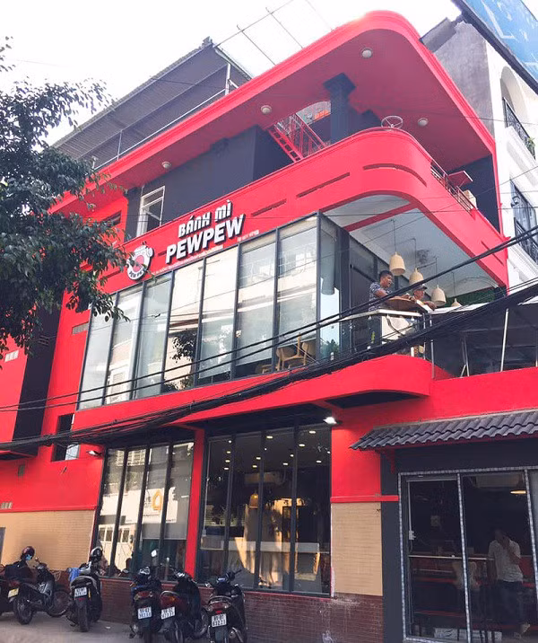 Thời điểm nam game thủ khai trương cửa hàng đầu tiên đã thu hút sự quan tâm của đông đảo người hâm mộ. Nhiều khách hàng đã không quản đường xá xa xôi ghé qua cửa hàng chỉ để mua ủng hộ và thưởng thức bánh mì ''chú Pew''.