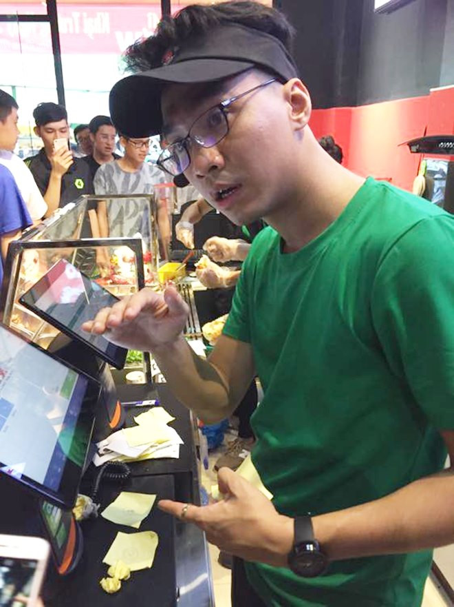 Chuỗi cửa hàng của PewPew được thiết kế, bài trí theo phong cách riêng, đầu tư theo công nghệ nước ngoài, máy móc tiên tiến nên một ổ bánh cũng có giá cao hơn so với các cửa hàng bánh mì khác, khoảng 25.000 - 30.000 đồng/ổ. Không chỉ có bánh mì truyền thống, mới đây thực đơn của quán còn được bổ sung thêm các món xôi được đánh giá khá vừa miệng.