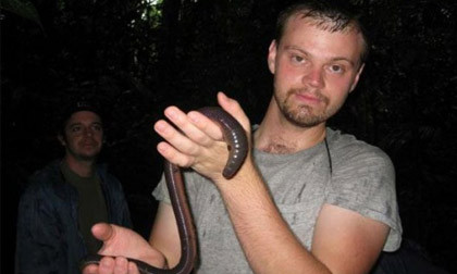 Theo thông tin đăng tải trên Tạp chí Victoria, nghiên cứu tuyên bố giun Gippsland là loài giun lớn nhất trên thế giới. Thậm chí, nó lớn hơn nhiều so với bất kỳ loài giun đất nào trong số hơn 1.000 con giun đất khác có nguồn gốc từ Úc. Đương nhiên, nó cũng phải đối mặt với những thách thức tương tự ngày càng trầm trọng hơn bởi kích thước khổng lồ của nó.