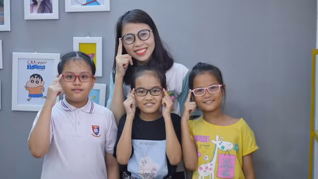 Ngoài ra, kênh của Thơ Nguyễn còn đăng tải các video phim hoạt hình về cuộc sống của búp bê barbie, lớp học siêu quậy,…và được nhiều bạn nhỏ đón nhận.