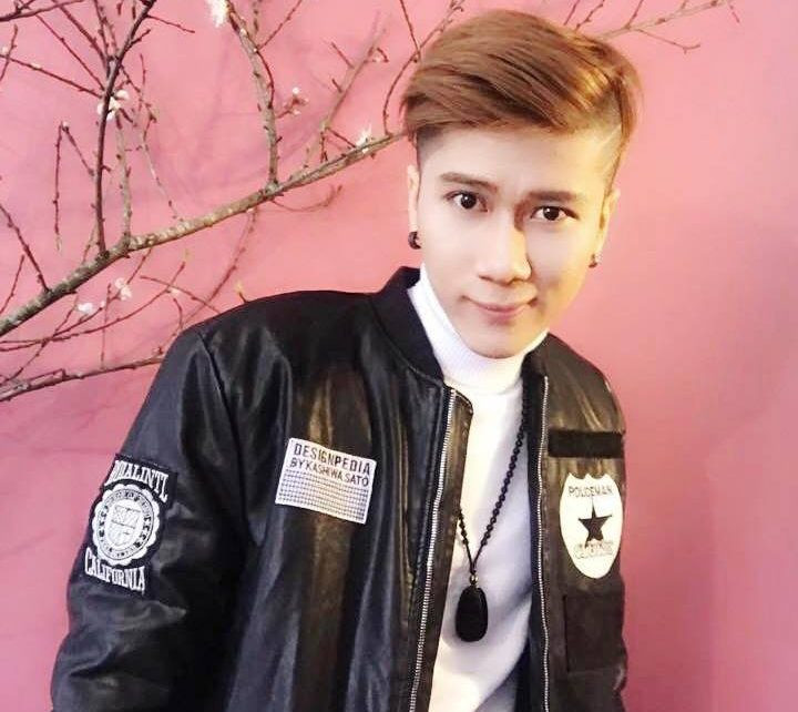 Anh nhận khoảng 34 nghìn – 500 nghìn USD mỗi năm (khoảng 800 triệu - 11,5 tỷ đồng). Và cũng vì không thường xuyên update clip như trước, tốc độ tăng trưởng kênh của Vanh Leg đang bị đánh giá giảm mạnh cả về lượt views lẫn subs.