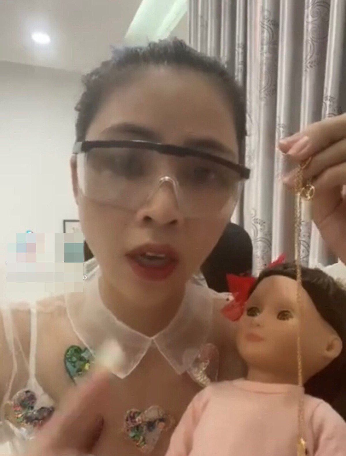 Hiện nay, cái tên YouTuber được nhắc đến nhiều nhất trên mạng xã hội chính là Thơ Nguyễn - nhân vật vừa gây tranh cãi với clip xin vía học giỏi từ búp bê.