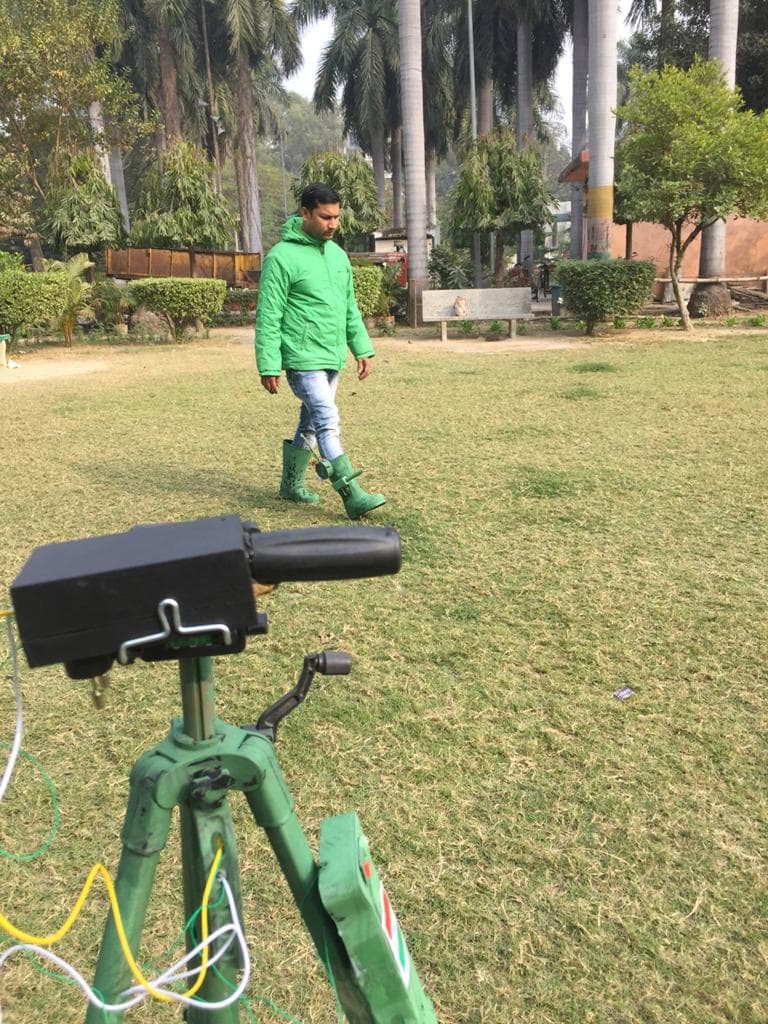 Shyam Chaurasia đang thử nghiệm đôi giày chiến đấu thông minh.