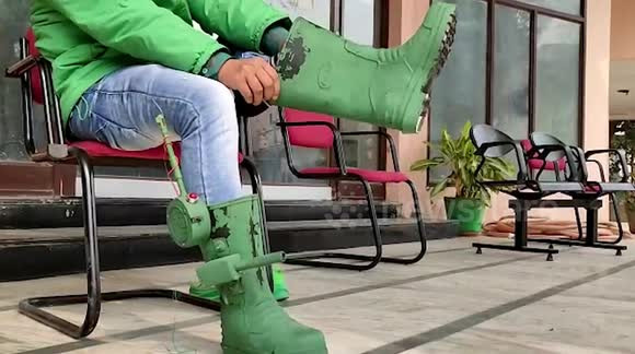 Đôi giày thông minh được trang bị nhiều cảm biến khác nhau có khả năng phát hiện sóng vô tuyến và mạng di động trong bán kính 20km và có thể gắn hai khẩu súng nhỏ có khả năng tấn công mục tiêu.