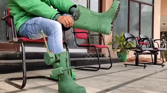 Đôi giày thông minh được trang bị nhiều cảm biến khác nhau có khả năng phát hiện sóng vô tuyến và mạng di động trong bán kính 20km và có thể gắn hai khẩu súng nhỏ có khả năng tấn công mục tiêu.