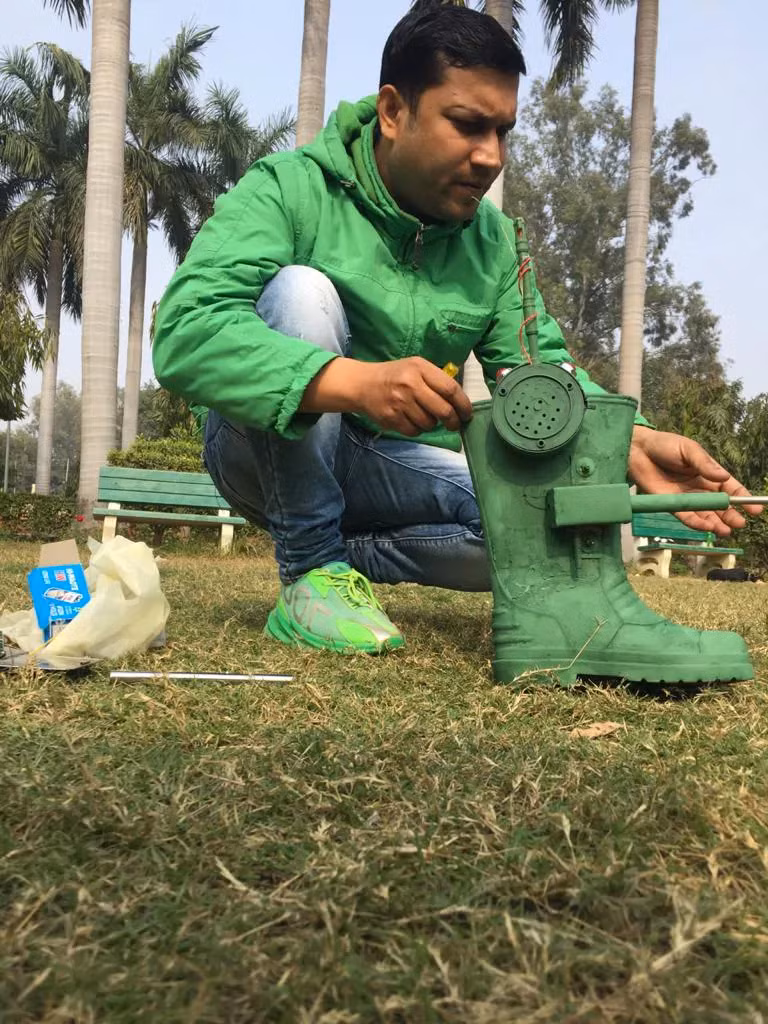 Chàng trai cho biết với vũ khí thông minh mới của mình, những người lính canh gác có thể dễ dàng theo dõi mọi chuyển động từ kẻ thù hoặc của động vật xung quanh.