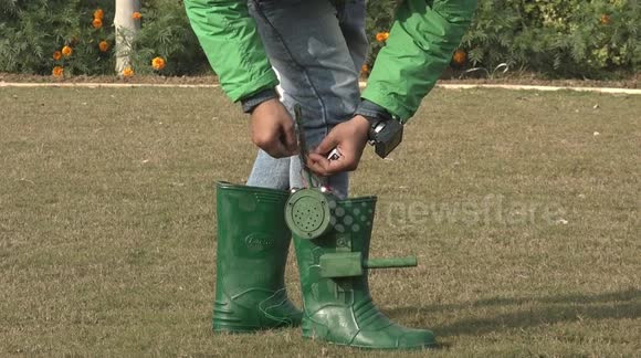 Chiếc giày thông minh cũng có thể được sử dụng ở nhiệt độ thấp vì chúng có hệ thống sưởi ấm. Ngoài ra, chúng còn được trang bị pin năng lượng mặt trời, đèn LED và động cơ rung.