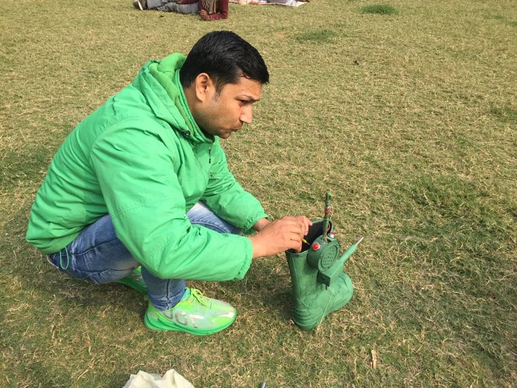 Đôi giày cũng có thể tấn công kẻ thù bằng khẩu súng nhỏ gắn trên thân giày, mỗi khẩu súng có thể chứa từ 5 đến 6 viên đạn và có thể điều khiển từ xa bởi một thiết bị đeo tay.