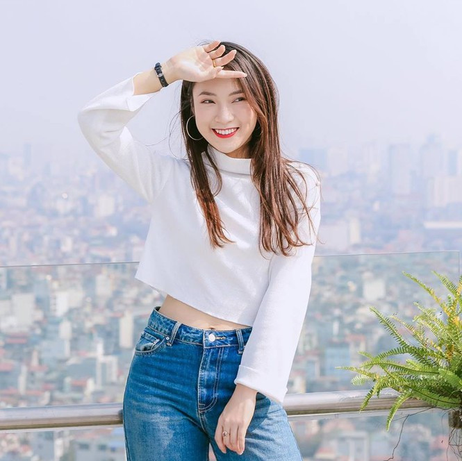 Khánh Vy thu hút người xem bởi khả năng nói tiếng Anh lưu loát và ngoại hình xinh xắn, ưa nhìn.