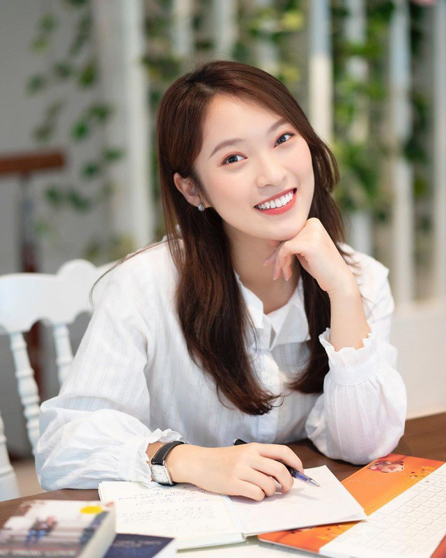 Trần Khánh Vy (sinh năm 1998, Nghệ An) được nhiều người gắn biệt danh "hot girl 7 thứ tiếng" sau khi clip "nhại" lại 7 thứ tiếng: Thái, Hàn, Trung, Nhật, Anh, Italy, Việt được chia sẻ trên mạng.