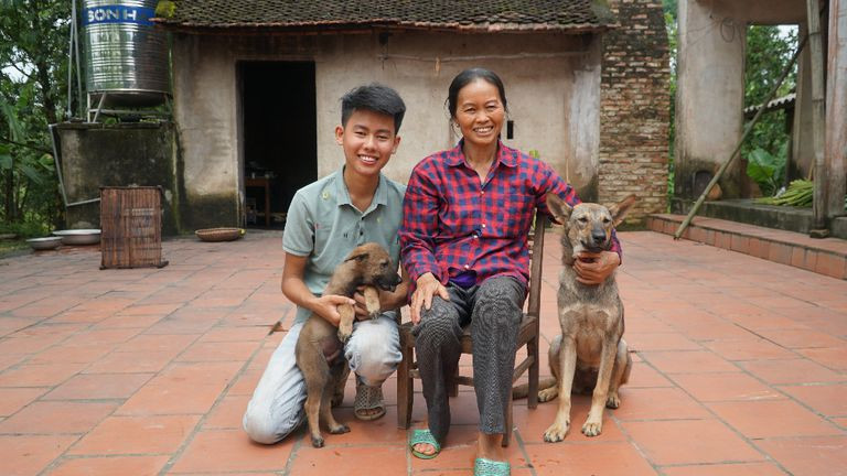 "Ẩm thực làm mẹ" là kênh Youtube ra đời khá muộn, nhưng chủ nhân của kênh ã mau chóng gây được tiếng vang trong cộng đồng nhờ nét mộc mạc, giản dị, tôn vinh những giá trị truyền thống của làng quê Việt Nam.