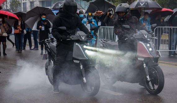 Sinh sống ở New York vì thế vào những năm 1921 Charles Steinmetz đã nhìn thấy được tương lai của vận tải điện. Charles đã tưởng tượng đến tương lai điện không chỉ có mục đích giữ ấm và chiếu sáng. Dù cho thế giới hiện nay vẫn đang phát triển ý tưởng này và chưa hoàn toàn phổ biến nhưng chúng ta đã có những phương tiện chạy điện ở mức sơ khai.