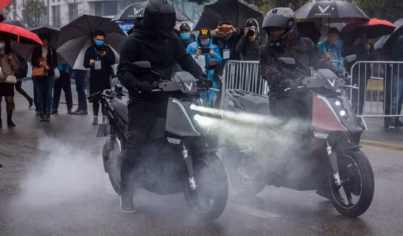 Sinh sống ở New York vì thế vào những năm 1921 Charles Steinmetz đã nhìn thấy được tương lai của vận tải điện. Charles đã tưởng tượng đến tương lai điện không chỉ có mục đích giữ ấm và chiếu sáng. Dù cho thế giới hiện nay vẫn đang phát triển ý tưởng này và chưa hoàn toàn phổ biến nhưng chúng ta đã có những phương tiện chạy điện ở mức sơ khai.